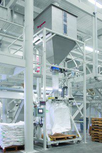 Rice descends from the hopper, through a dome valve and downspouting into the twin-centrepost bulk bag filler