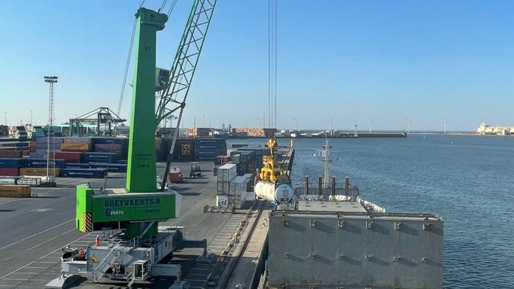 P&O Ferries zeebrugge new crane