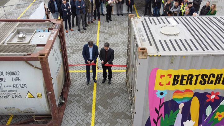 Bertschi CEO Jan Arnet with Dow senior logistics director Europe Peter van Egerschot leading the ribbon cutting ceremony for the Bertschi Terneuzen expansion opening event